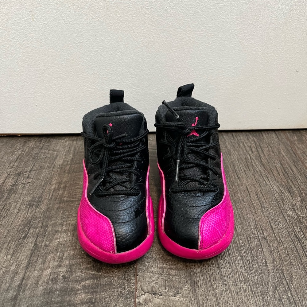 Jordan’s toddler size 9, pink and black. Good condition.